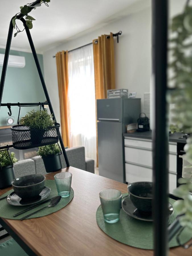 Sophie'S Urban Nest Apartment มิชโคลซ์ ภายนอก รูปภาพ