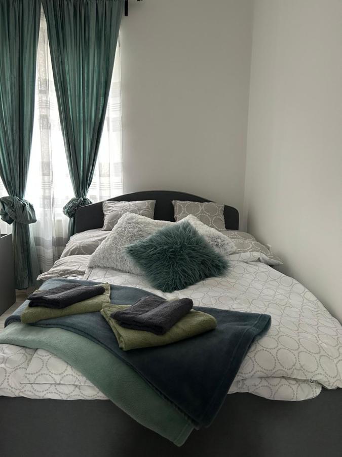Sophie'S Urban Nest Apartment มิชโคลซ์ ภายนอก รูปภาพ