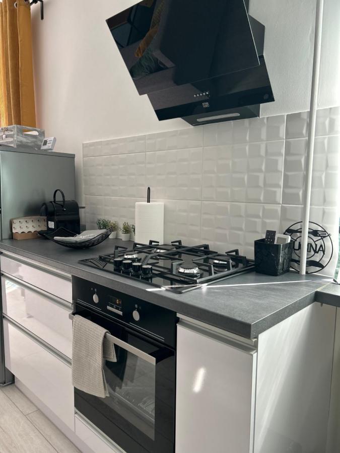 Sophie'S Urban Nest Apartment มิชโคลซ์ ภายนอก รูปภาพ